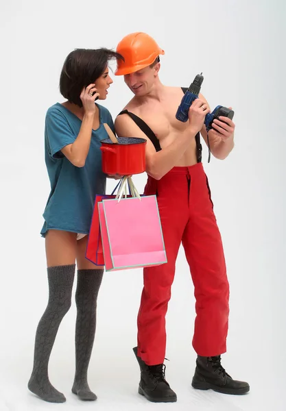 Háztartási izmos férfi és nő a mobiltelefon rendelkezik csomag — Stock Fotó