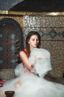 köpük banyosunda ıslak saçlı seksi güzel kadın