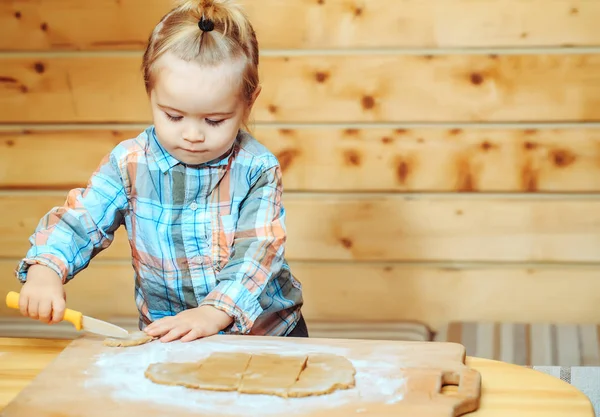 Lindo niño en camisa a cuadros cocinar con masa y harina —  Fotos de Stock