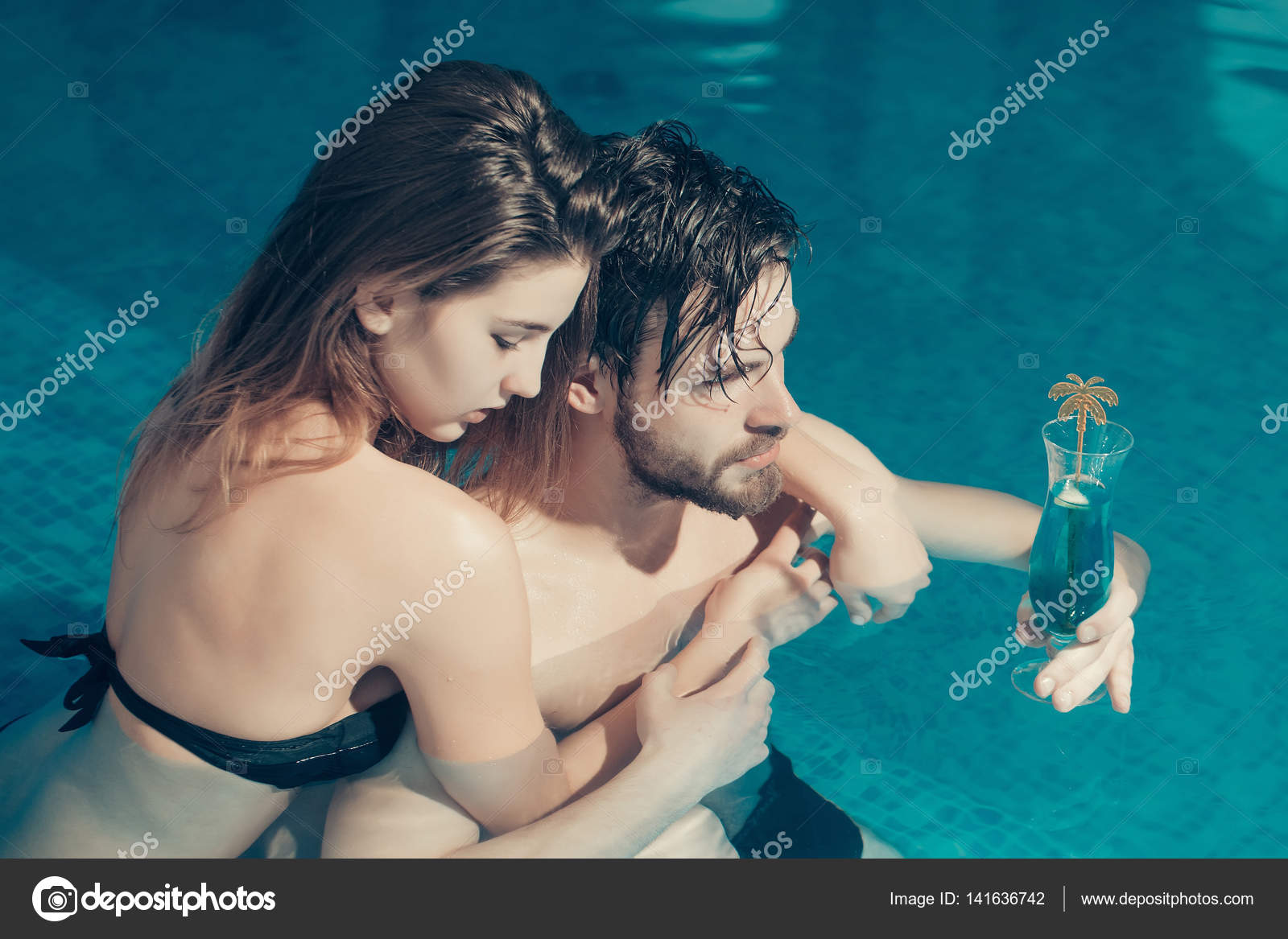 Сексуальное тело находится под водой
