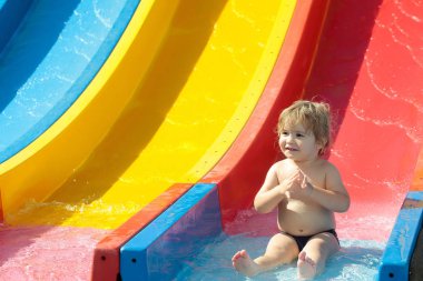 Mutlu sevimli bebek çocuk kaydırağı sürmek