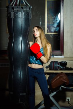 Güzel kız boksör Delme