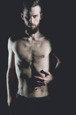 ince çıplak gövde siyah izole ile ince sakallı adam