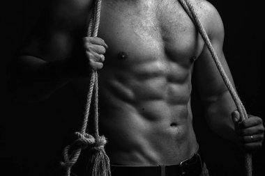 Kaslı adam halat boyu