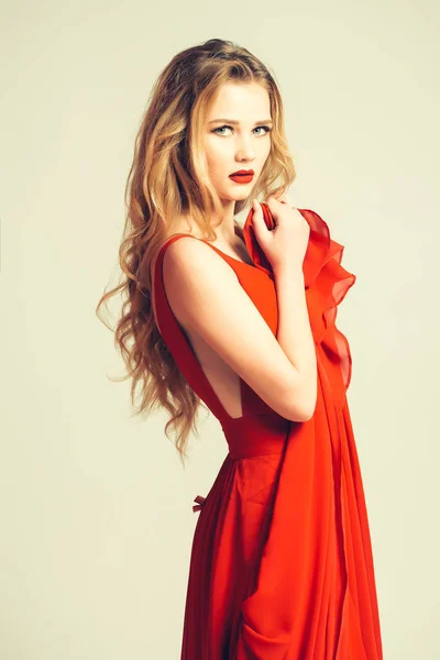 Sexig tjej i röd klänning — Stockfoto