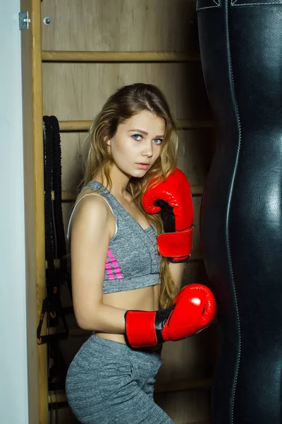 Söt flicka boxare stansning — Stockfoto