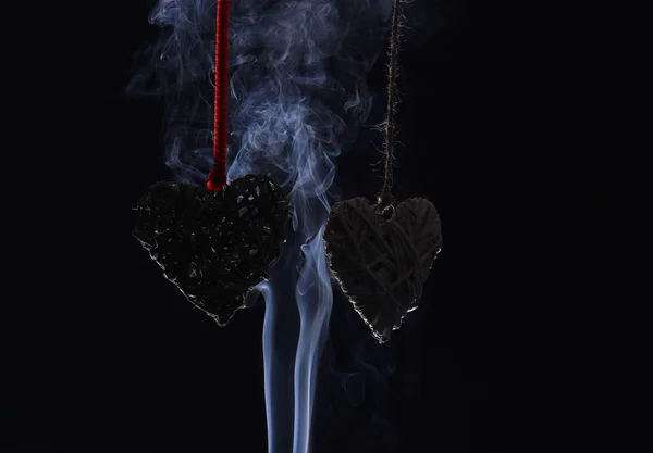 Alla hjärtans dag hjärtan på rött rep i rök — Stockfoto