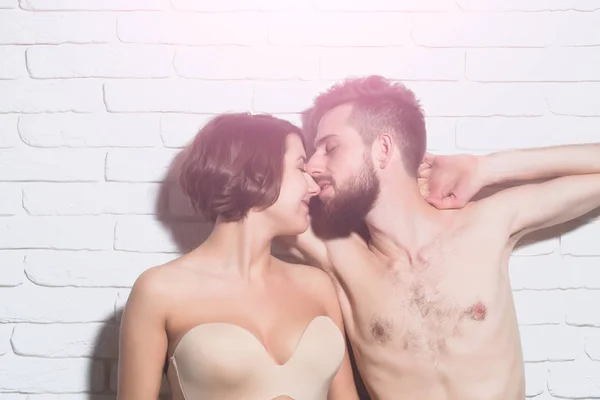 Brodaty mężczyzna szczupła i ładna kobieta w biustonosz pocałunek — Zdjęcie stockowe