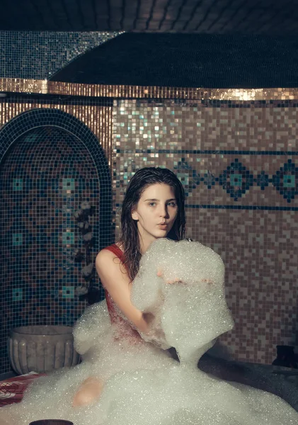 Köpük banyosunda ıslak saçlı seksi güzel kadın — Stok fotoğraf