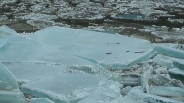 Buz drift sırasında nehirde yüzen buz parçalarını Buzkıran. Güzel kış donmuş. Kırık buz aşağı doğru hareket