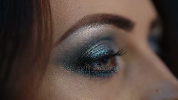 Yeux féminins avec macro maquillage bleu de près. Beauté Macro Gros plan oeil clignotant. Gros plan du visage de la belle jeune femme. Prise de vue de femme oeil bleu avec maquillage bleu soir — Video