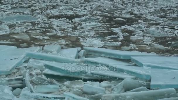 बर्फ के टुकड़ों के साथ जमे हुए नदी। नदी पर बर्फ बहाव। अमूर्त पृष्ठभूमि। शीतकालीन परिदृश्य — स्टॉक वीडियो