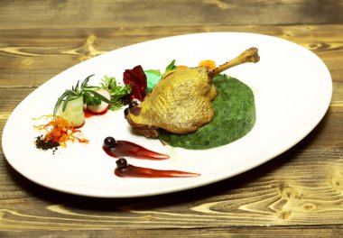 Kavrulmuş confit ördek bacak