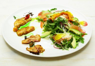 Kızarmış balık ve yeşil salata