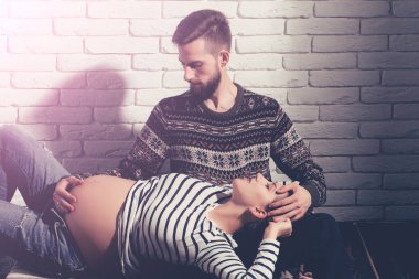 sakallı adam ve yuvarlak karın ile oldukça hamile kadın