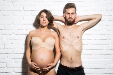 ince yuvarlak karın ile oldukça hamile kadın ve sakallı