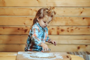 şirin çocuk hamur ve un, yemek tutan metal kalıp