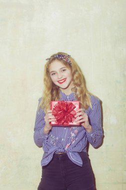 Güzel kızla neşeli kırmızı hediye kutusu