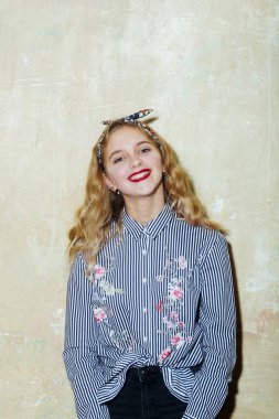 Neşeli güzel kız mavi çizgili gömlek ve kafa bandı