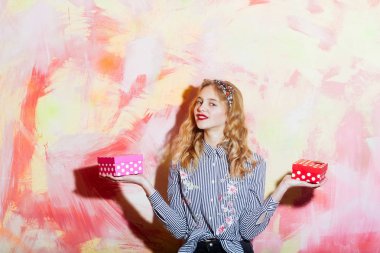 İki kırmızı ve pembe polkadot hediye kutuları ile güzel kız