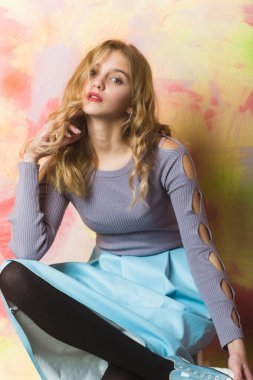 Mavi etek kırmızı dudaklar ile güzel kız