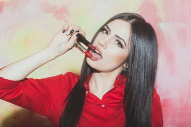 seksi güzel esmer kadın moda kırmızı ruj