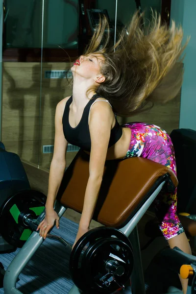 Pretty girl lifts dumbbell weight — Stock Photo, Image