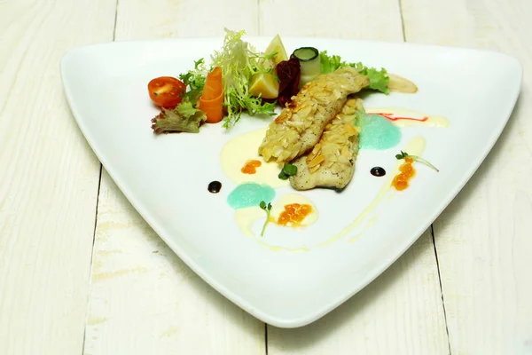 Filetto di pesce fritto sotto la mandorla — Foto Stock