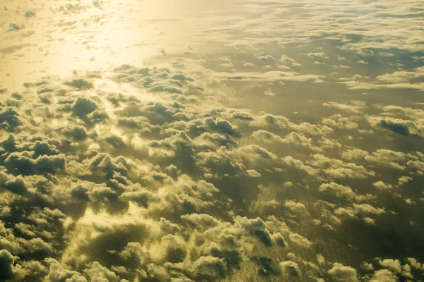 Dicke, flauschige Wolken am Himmel über dem Meer — Stockfoto