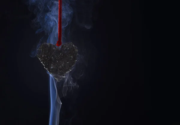 Alla hjärtans dag hjärtat på röda rep i rök — Stockfoto