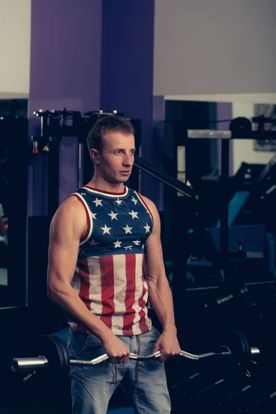 ハンサムなセクシーな男性がバーベルで筋肉トレーニング — ストック写真
