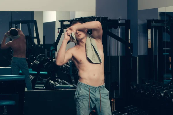 Schöner sexy Mann hat muskulösen Körper entspannen mit Handtuch — Stockfoto