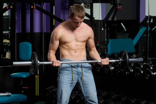 Guapo sexy hombre ha muscular cuerpo entrenamiento con barbell —  Fotos de Stock