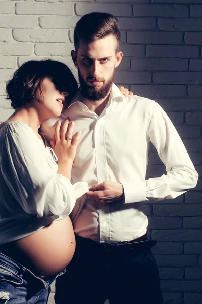 Szakállas ember és szép terhes nő hasa kerek — Stock Fotó