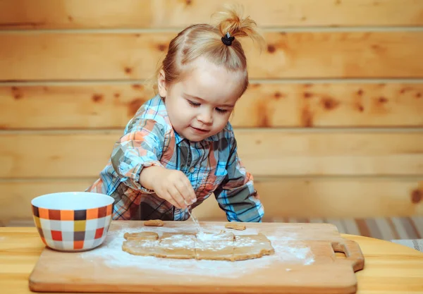 Lindo niño cocinando con masa, harina y tazón en madera — Foto de Stock