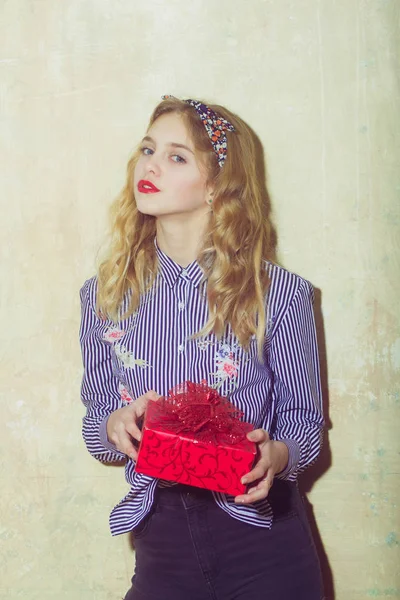 Chica bonita con caja de regalo roja —  Fotos de Stock