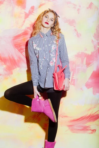 Söt flicka i rosa ugg stövlar med snygg väska — Stockfoto