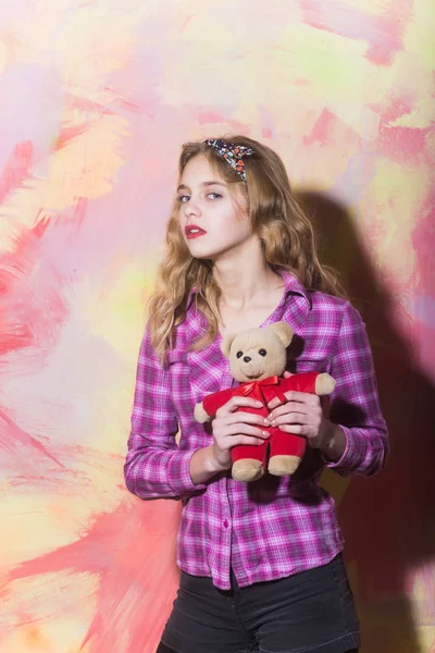 Όμορφο κορίτσι με το χαριτωμένο αρκουδάκι με κόκκινο χρώμα — Φωτογραφία Αρχείου
