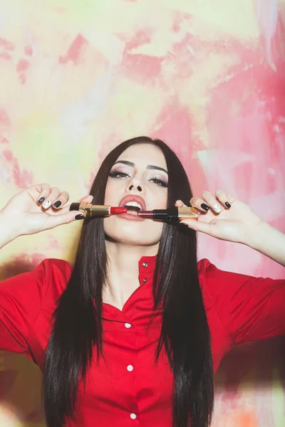 Sexy bonita mujer morena con lápiz labial rojo de moda —  Fotos de Stock
