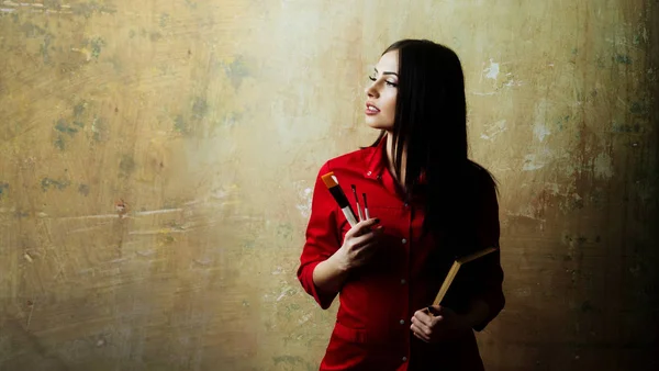 Sexy pretty brunette woman with brush set and notebook — Stock Photo, Image