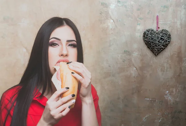 Sexy kobieta Ładna Brunetka zjada sandwich duże lub burger — Zdjęcie stockowe