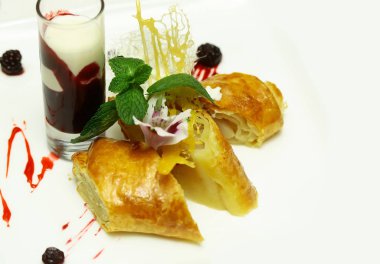 Lezzetli krem veya elma strudel