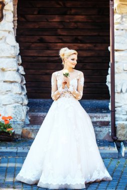 Neşeli kız ya da çiçek ile beyaz gelinlik içinde gelin