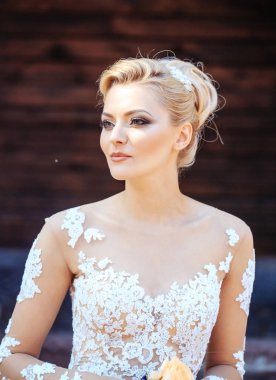 Oldukça sevimli gelin gelinlik güzel makyaj ile