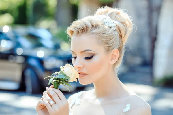 Красивая девушка пахнет цветами — стоковое фото