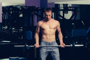 seksi yakışıklı kaslı vücut eğitim barbell ile vardır