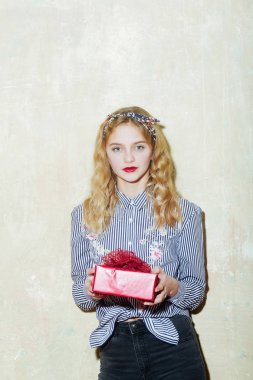 Kırmızı hediye kutusu ile güzel kız