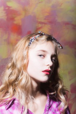 Kırmızı dudaklar ve sarı kıvırcık saçlı güzel kız