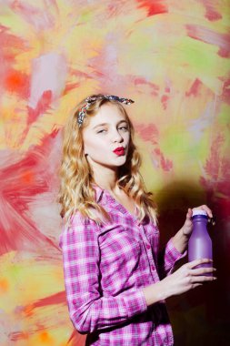 Kırmızı ördek dudaklar ve mor su şişesi ile flört kız