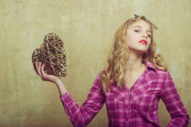 Sevgililer günü için kalp hasır güzel kız